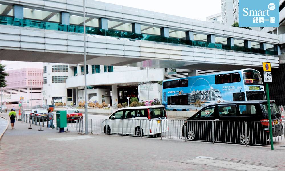  麗港城內設巴士及小巴總站，路線連接港九新界。