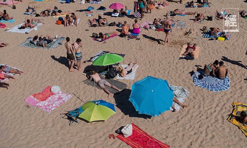 夏至養身法 有英國民眾疫情下到沙灘曬太陽，結果被警方驅趕。