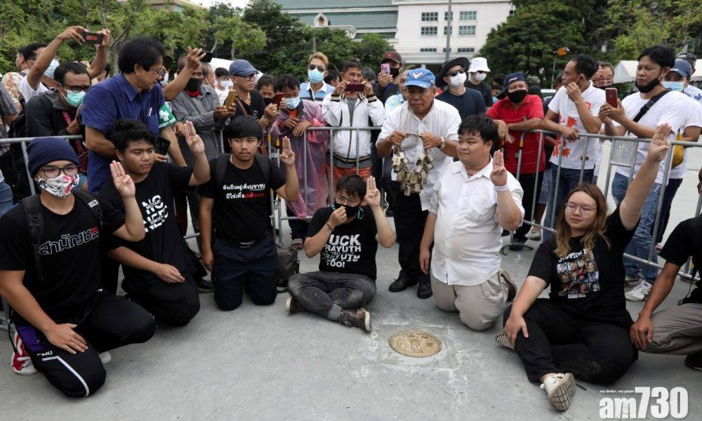  【泰國示威】示威者大皇宮外鑲「國家屬於人民」牌匾被移除 警或控告學生領袖