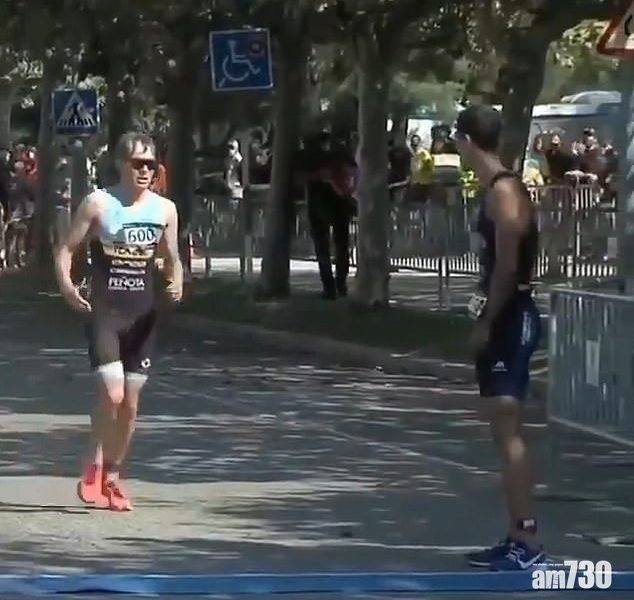  【真‧體育精神】西班牙三項賽運動員終點前停下 讓臨尾撞欄對手先衝線 (有片)