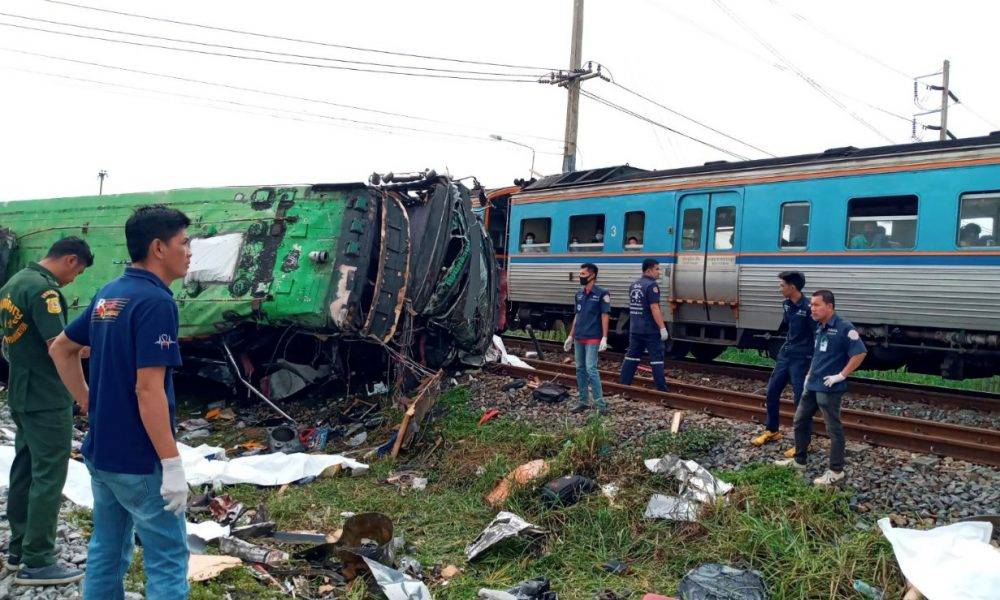 【恐怖車禍】泰國載善信旅遊巴遭火車猛撞「削頂」 最少17死30多傷
