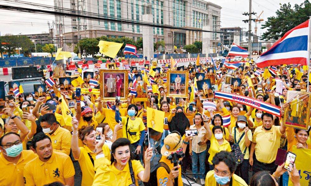  泰國示威 巴育撤回限聚緊急法令 執政黨動員集會「保王」