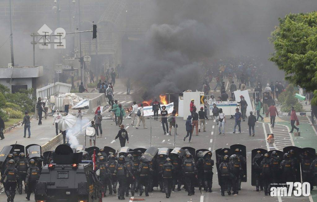  印尼民眾抗議放寬勞工法爆衝突  雅加達警拘千人