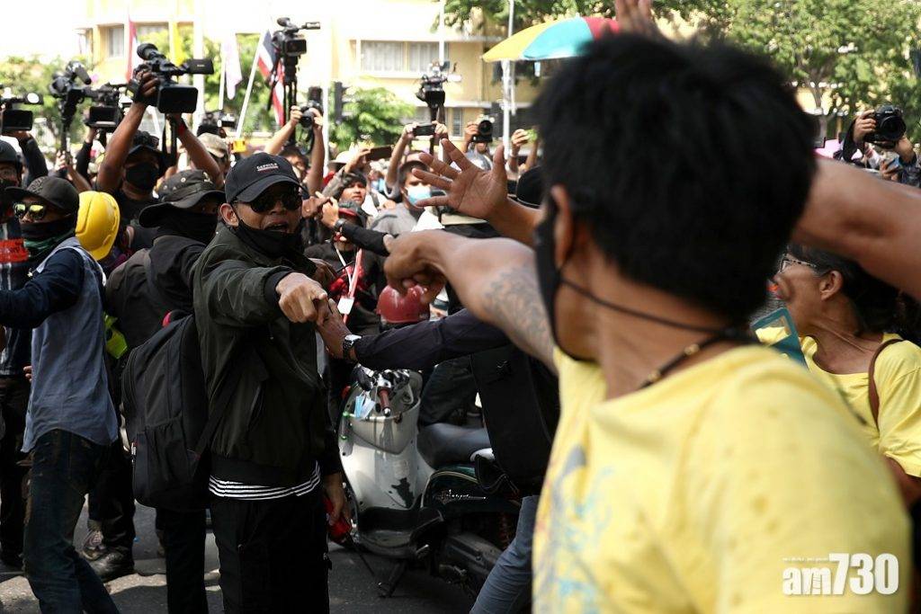 【泰國示威】曼谷萬人遊行 示威者與王室支持者爆衝突 (有片)