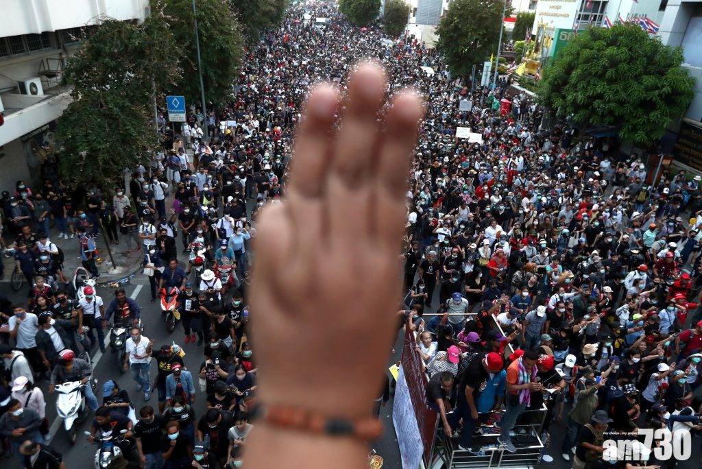 【泰國示威】曼谷萬人遊行 示威者與王室支持者爆衝突 (有片)