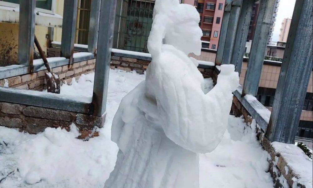 【網上熱話】白雪堆成古裝男  網民驚嘆神乎奇技