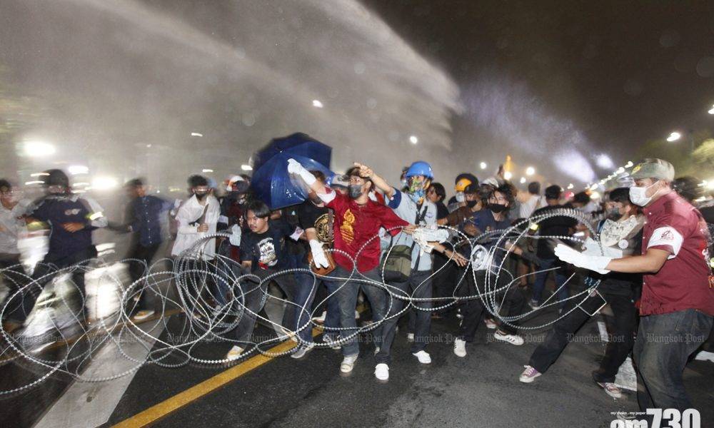  【泰國示威】警方以水炮驅散示威者 有人抬上擔架 (多圖)