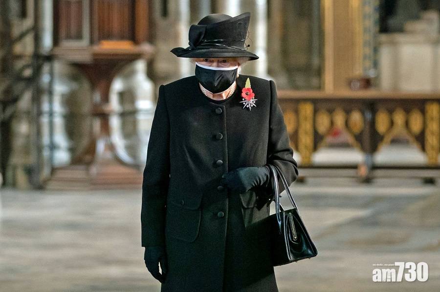 【新冠肺炎】英女王首公開戴口罩   全黑現身陣亡將士紀念日
