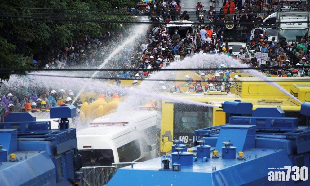  【泰國示威】示威者衝擊國會外路障 警方再發射水炮驅趕