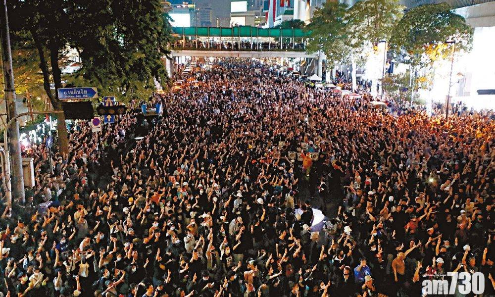  局勢緊張 民間修憲案遭否決 泰示威者圍警總潑漆