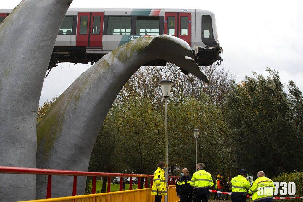  鯨魚尾救列車  鹿特丹列車出軌險墮10米高橋
