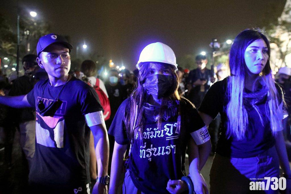 【泰國示威】警方以水炮驅散示威者 有人抬上擔架 (多圖)