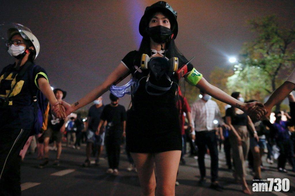 【泰國示威】警方以水炮驅散示威者 有人抬上擔架 (多圖)