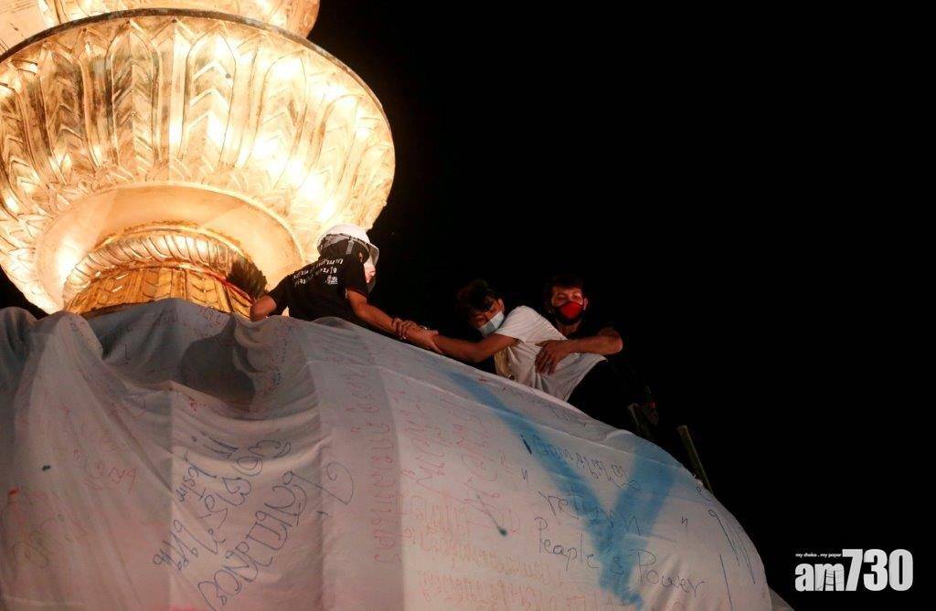  【泰國示威】白布覆蓋民主紀念碑 示威者︰政府王室權力由人民賦予