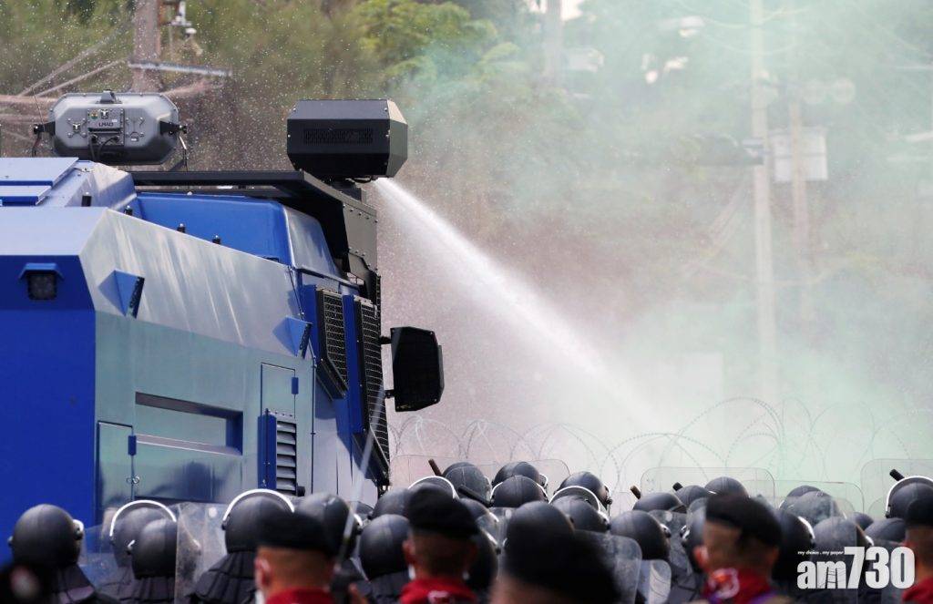  【泰國示威】示威者衝擊國會外路障  警方再發射水炮驅趕