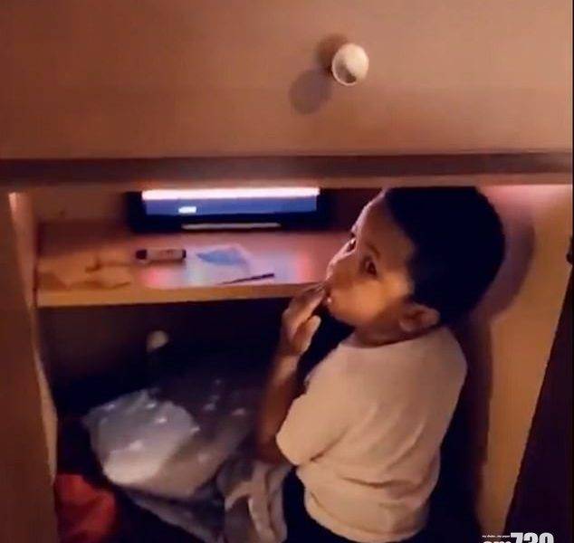  【搞笑】兩歲仔躲進廚櫃邊iPad睇片邊吃零食 阿媽發現：打搞了你嗎？(有片)