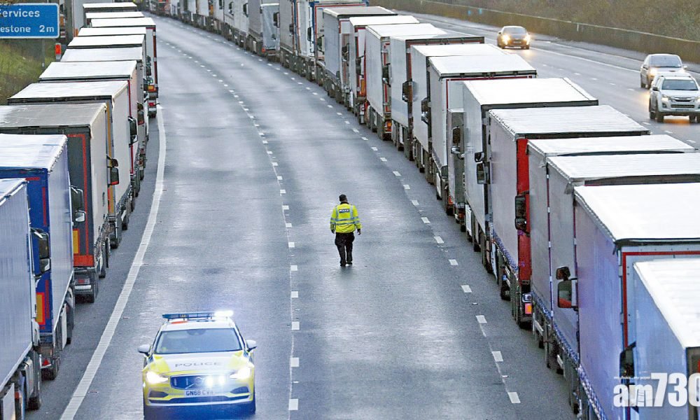 法國封關防變種病毒 逾1500貨車塞爆英國多佛爾港