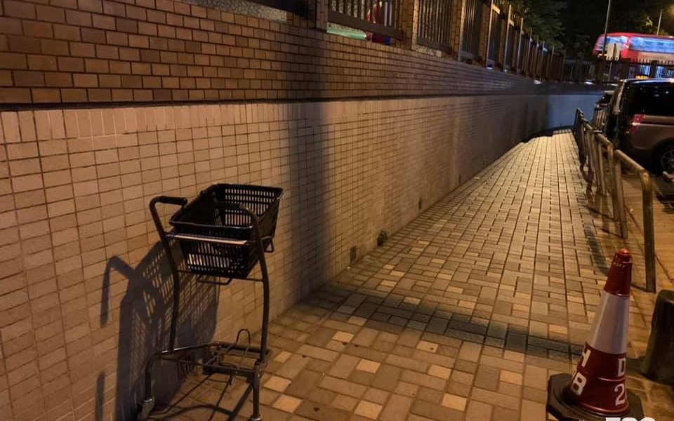 【網上熱話​】超市手推車無家可歸 網民：像無助老人