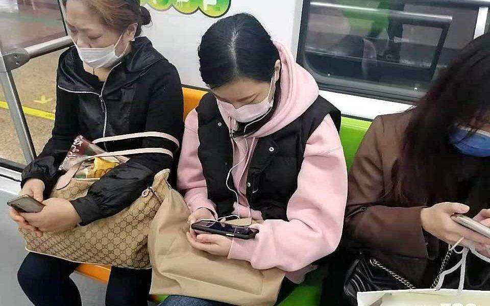  【消音令】上海地鐵禁手機開喇叭 網民：巴士都應該禁