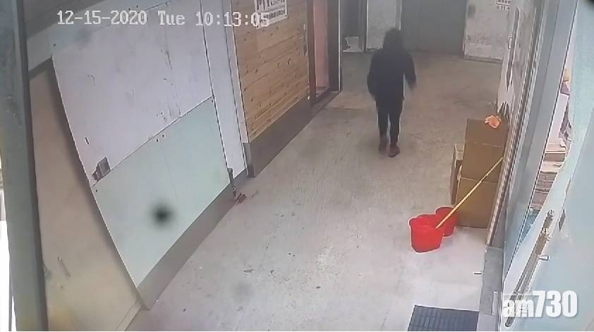  【CCTV直擊】荃灣口罩廠遭擲石爆玻璃門　東主懸紅百萬元緝兇