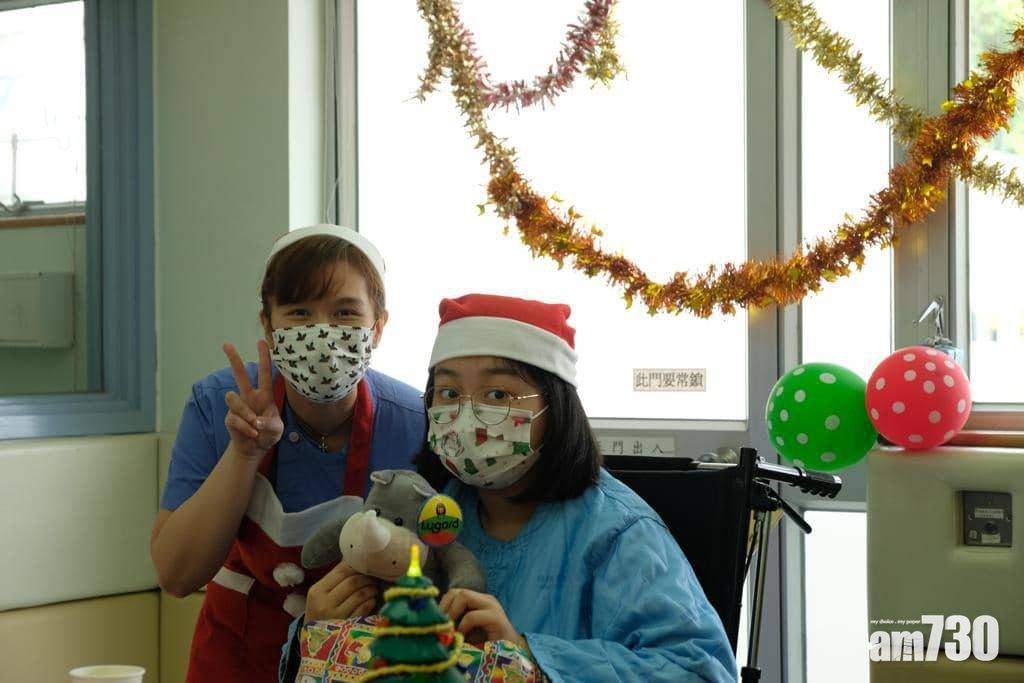  兒童醫院醫護化身聖誕老人 向病童送聖誕禮物