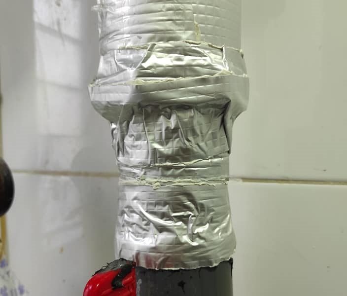 【網上熱話】公屋漏水網購防水膠紙DIY　網民：點解唔搵房署換？