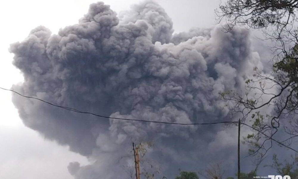 印尼爪哇最高火山持續爆發 勁噴4500米火山灰雲團(有片)