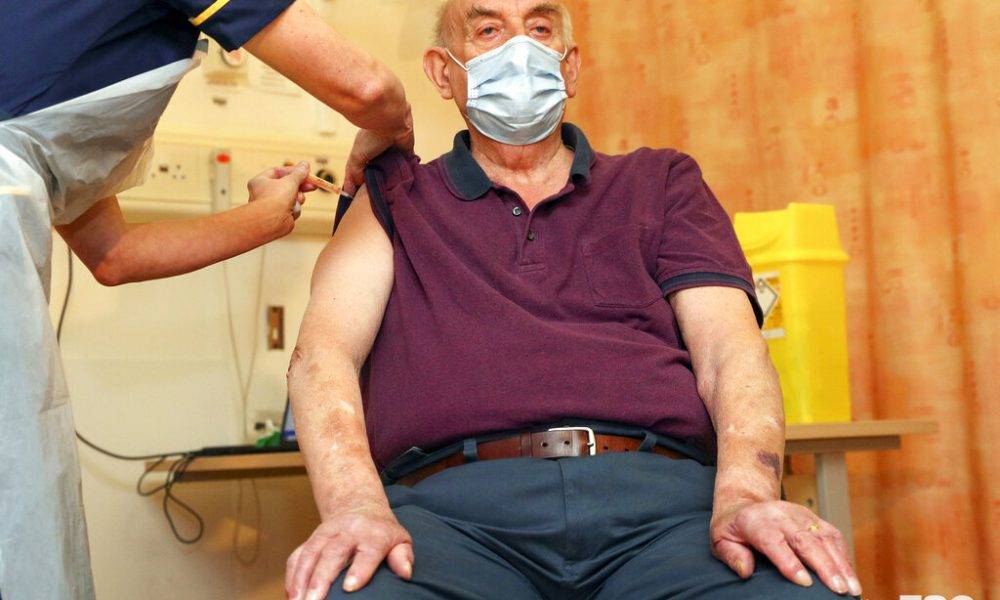 【新冠肺炎】英國展開接種牛津疫苗 82歲伯伯打第一針
