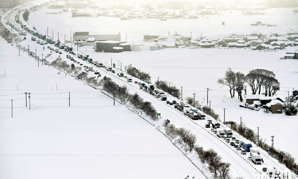 逾1000汽車被困 暴雪襲日本 8死277傷