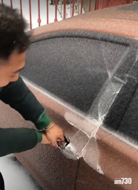 【網上熱話】男子圖手用力打開冰封車門 網民︰隻手唔怕黐住把手