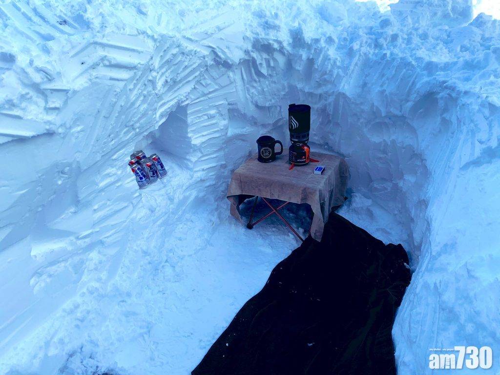  清理積雪變露營！日男苦中作樂自製雪屋飲啤酒煮食