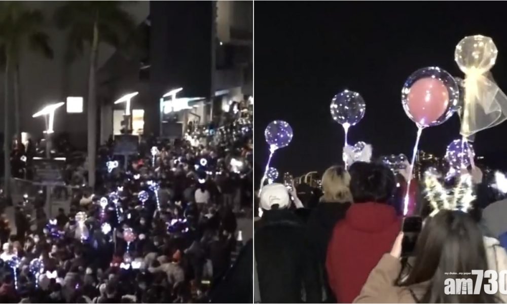 除夕大批市民到尖沙咀海旁倒數慶祝