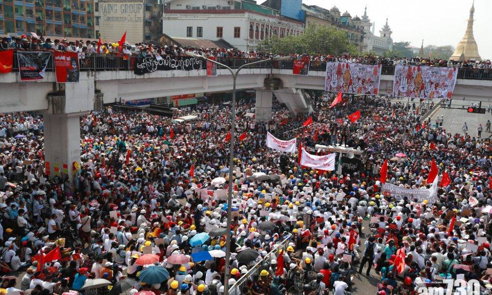  軍事政變｜緬甸民眾響應全國罷工再上街 內比都警察直衝遊行隊伍驅散