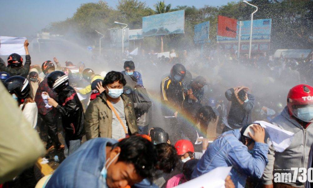  軍事政變｜緬甸民眾無視禁令續上街 警放水炮開槍驅散並拘捕多人