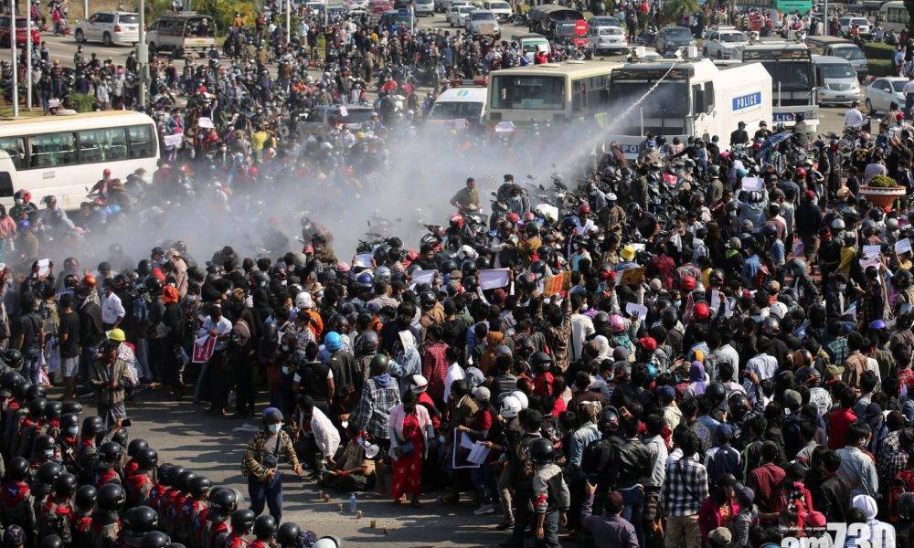  軍事政變｜緬甸首都再有群眾示威 警放水炮驅散示威者浴血(多圖)