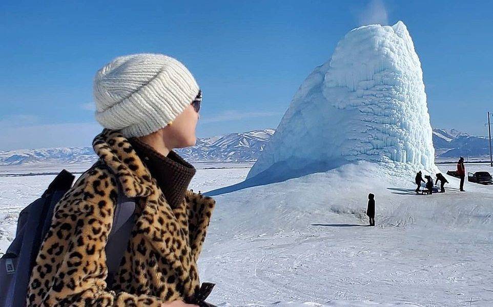 打卡熱點｜哈薩克現「冰火山」 溫泉口噴水即結冰