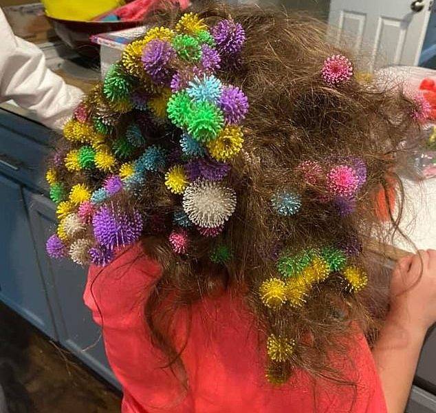 家長噩夢｜女兒頭髮纏滿150個黏貼玩具球 父母花20小時清理