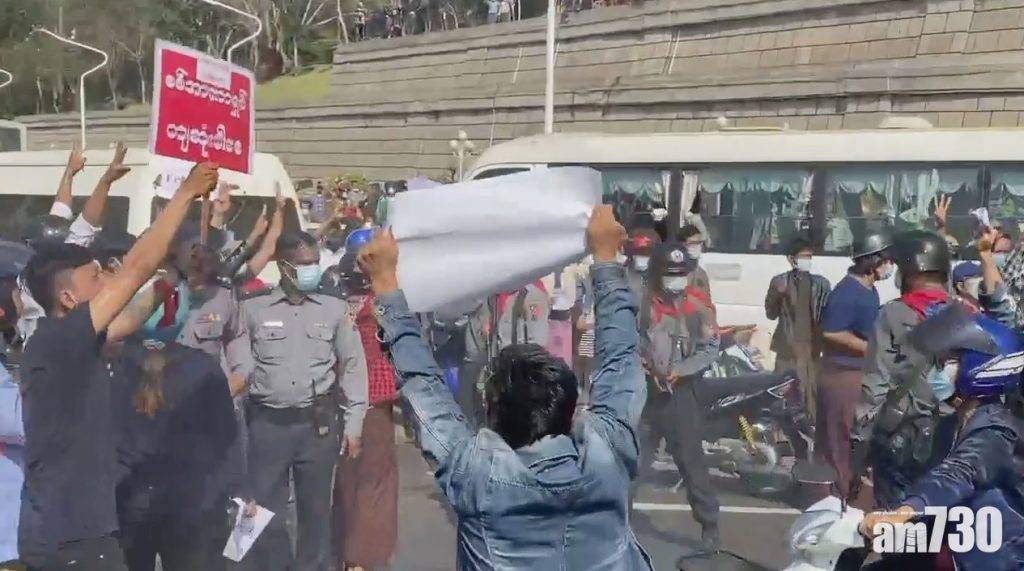  軍事政變｜緬甸首都再有群眾示威 警放水炮驅散示威者浴血(多圖)