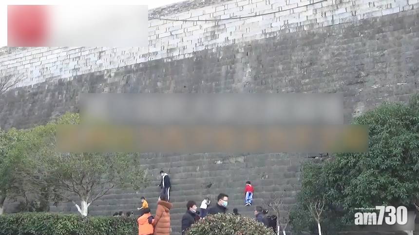  攞個好意頭？南京大人細路不理勸阻爬古城牆