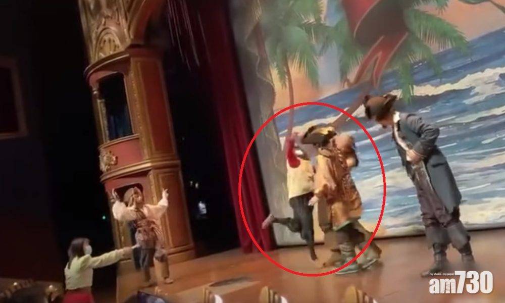  上海迪士尼女遊客打罵表演者：哪配當中國人！
