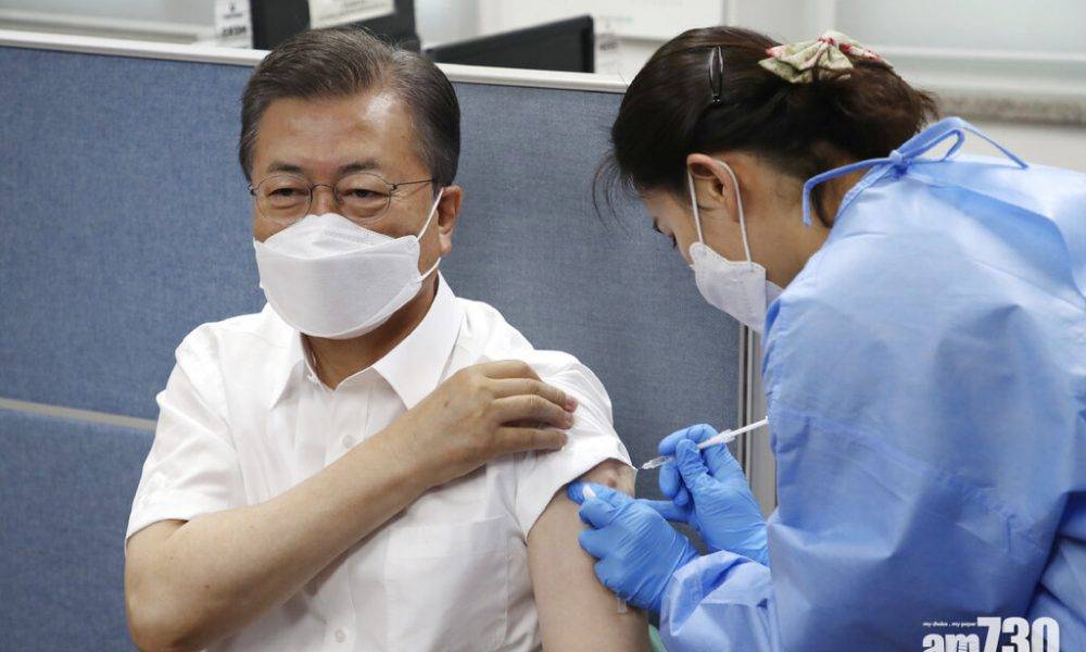  新冠疫苗｜南韓總統文在寅接種阿斯利康 打針後稱「完全沒問題」