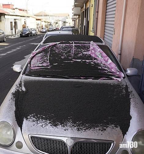 火山爆發｜埃特納火山灰噴到成街覆蓋車頂  意大利居民掃餐死