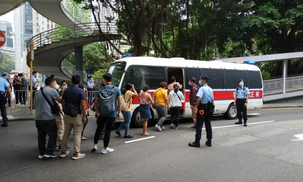 11名外籍女子涉街頭聚賭被捕