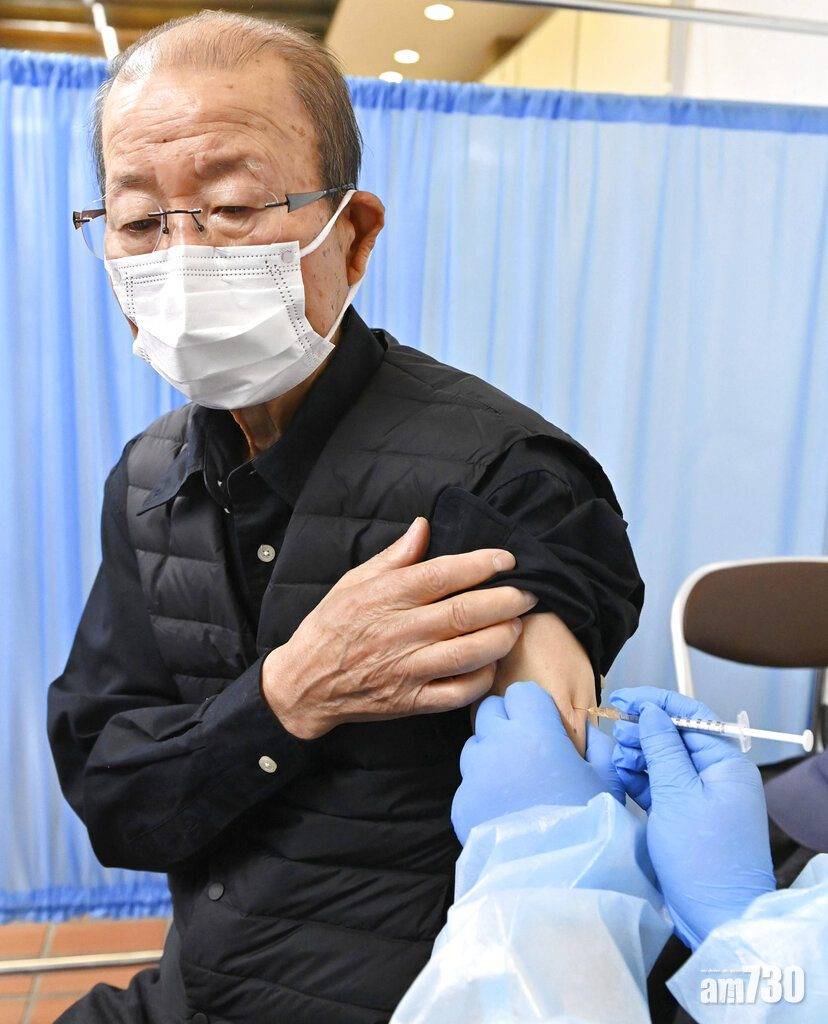  新冠疫苗｜日本開始為65歲以上長者接種輝瑞 東京八王子市74歲翁打第一針