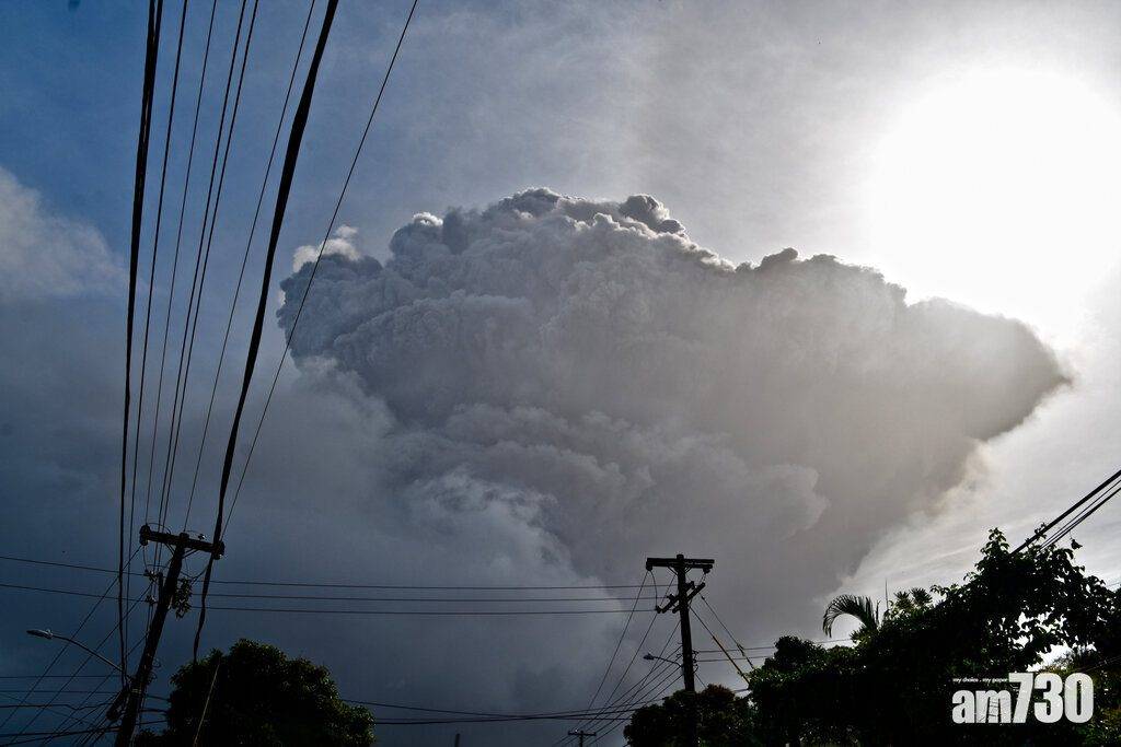  火山爆發｜加勒比海島國聖文森鋪滿火山灰  如冬日世界