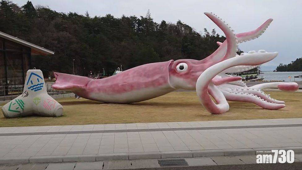  小白象｜日本鎮仔用177萬抗疫援助資金 建13米魷魚雕塑捱轟
