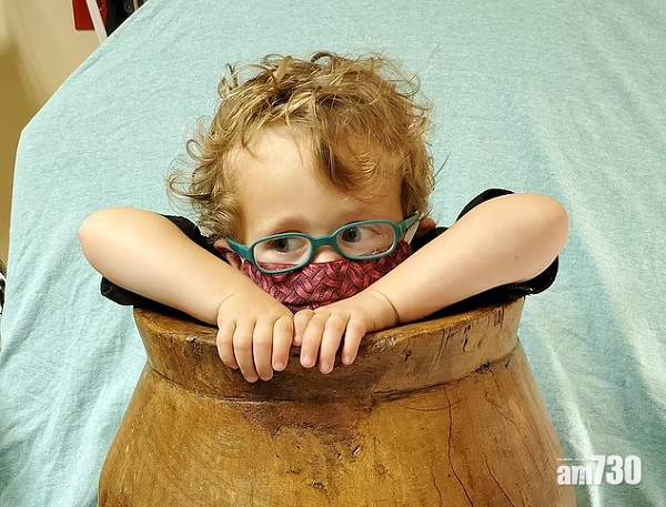  有驚無險｜2歲奀皮仔身體塞入木桶被困 老竇連人帶桶捧往醫院