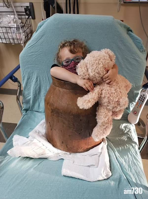  有驚無險｜2歲奀皮仔身體塞入木桶被困  老竇連人帶桶捧往醫院