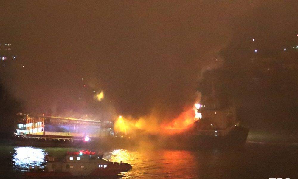  昂船洲有金屬癈料船起火 焚燒12小時仍未救熄