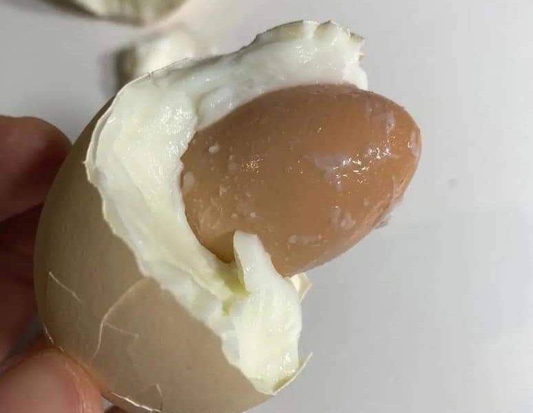  不可思議｜台男進食時意外發現蛋中蛋 網民：係出奇蛋啊！